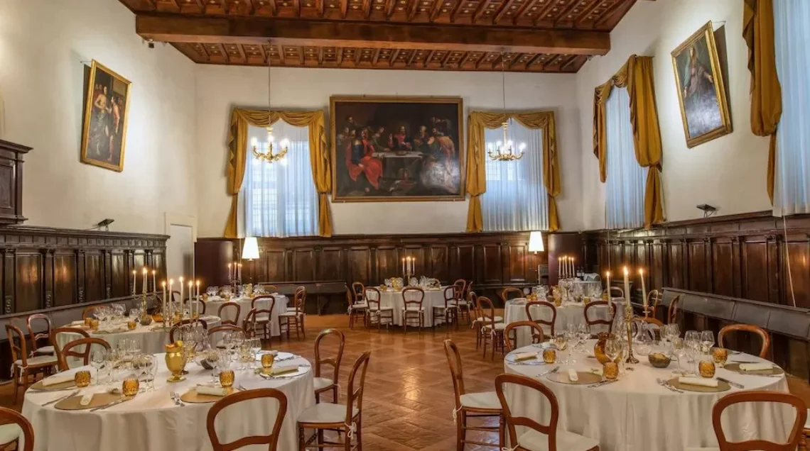 sala interna antica del ristorante Contempo con tovaglie bianche e sedie in legno