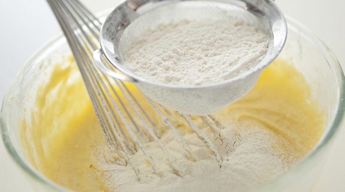 impasto di uova, zucchero e farina per la torta di mele