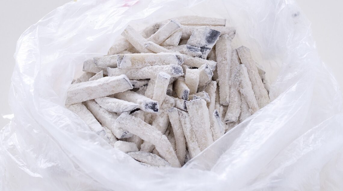 stiscioline di melanzana infarinate in un sacchetto per alimenti