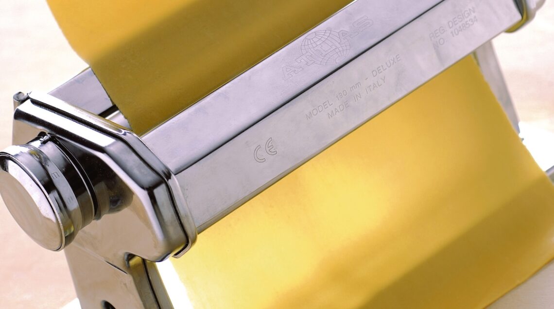 macchine tirapasta con sfoglia di pasta fresca