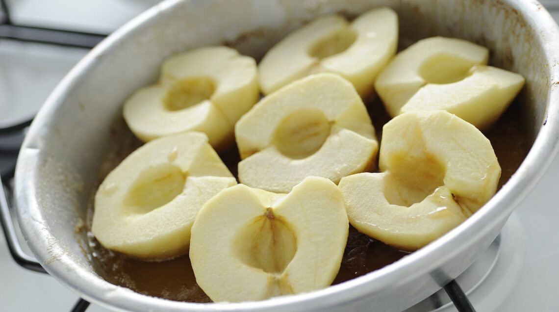 teglia con mezze mele per la tarte tatin