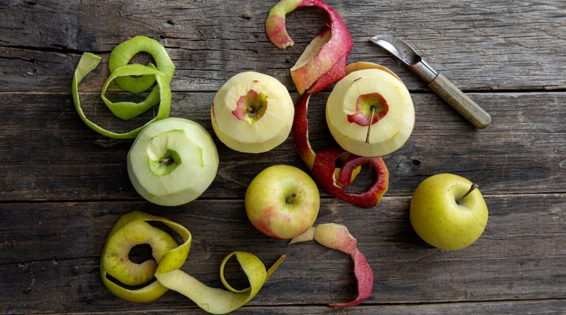 mele di diverso colore con e senza buccia
