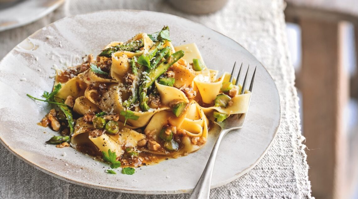 Pappardelle di mais con ragù bianco di coniglio e asparagi