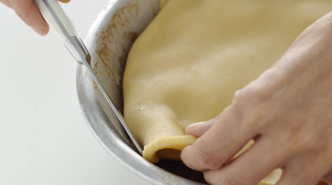 pasta rimboccata sotto le mele nello stampo della tarte tatin