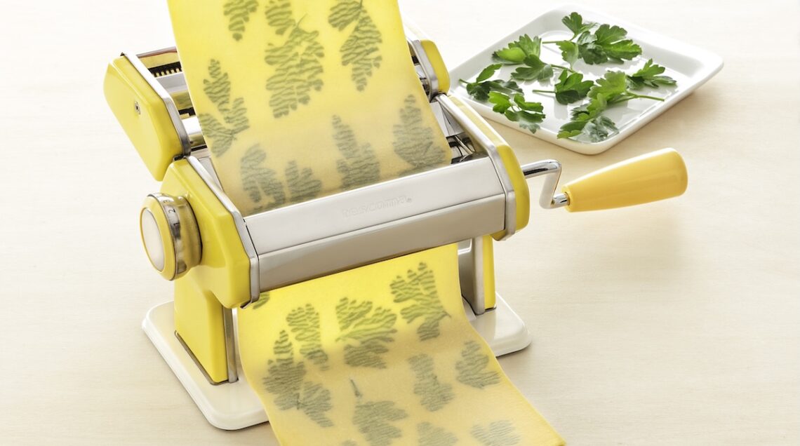 sfoglia all'uovo con foglie in trasparenza