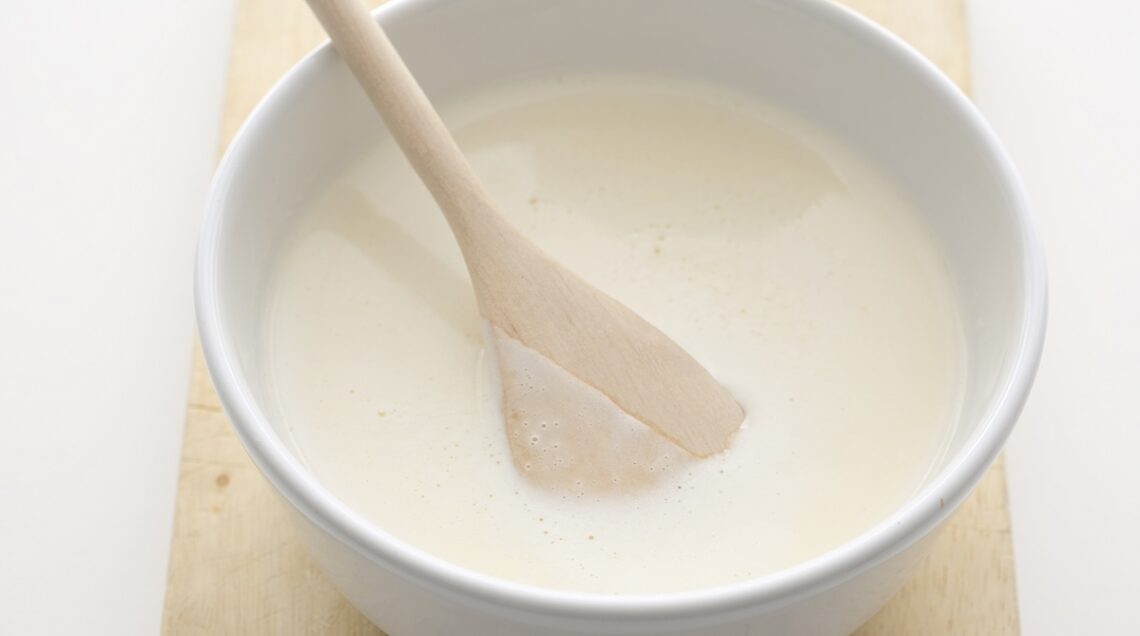 pastella in una ciotola con mestolo di legno