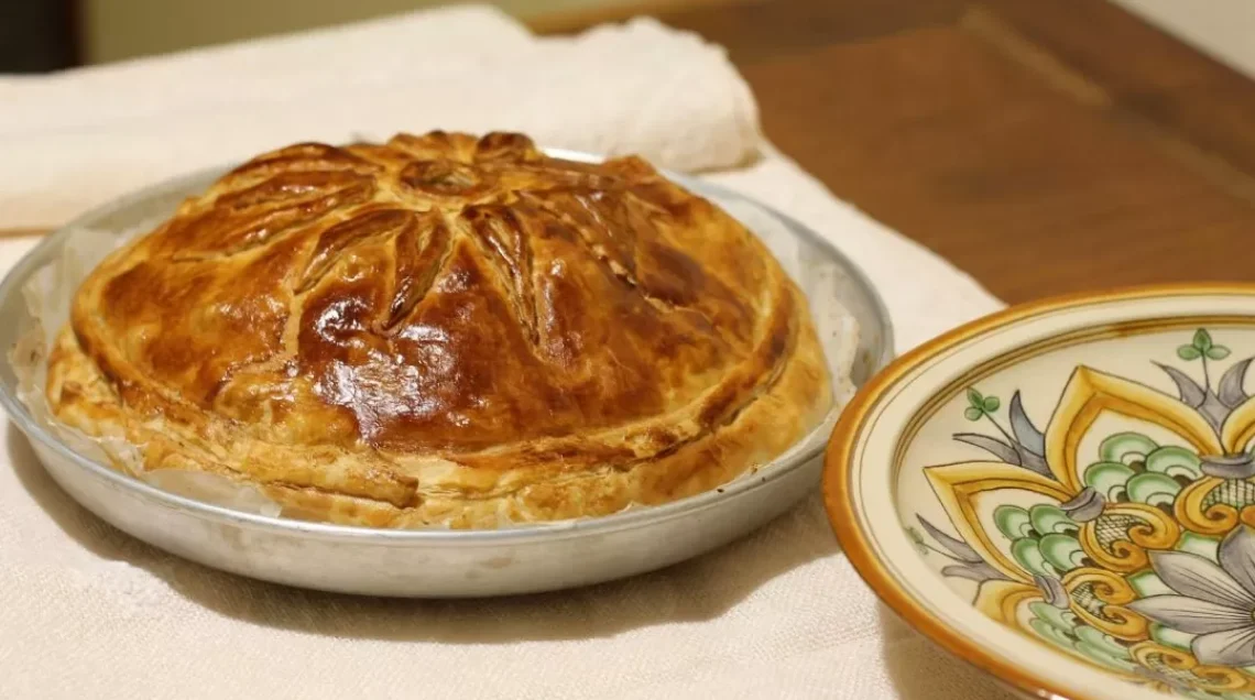 pasticcio ferrarese avvolto da una pasta frolla dolce, al suo interno vi sono adagiati maccheroni (a volte cappelletti), avvolti da una soffice besciamella arricchita da ragù di carne, o rigaglie di pollo, il tutto profumato da sottili schegge di tartufo o funghi