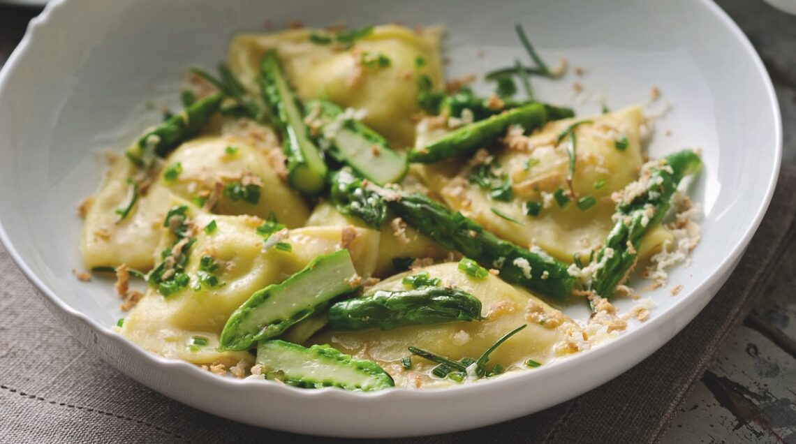 Ravioli di patate con gli asparagi