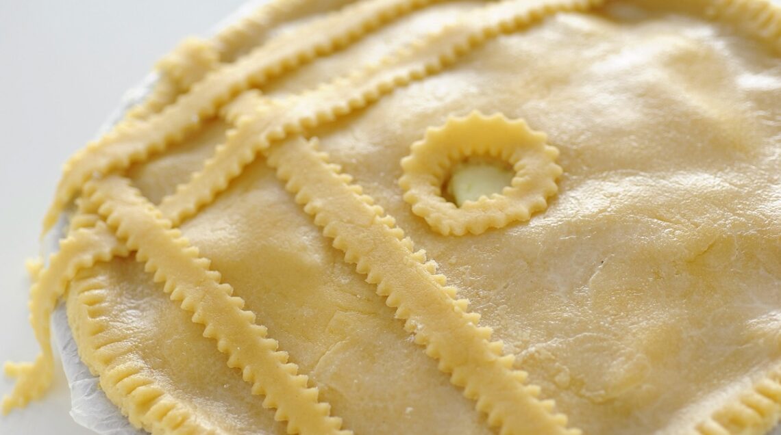 apple pie cruda con decorazioni di pasta e foro centrale