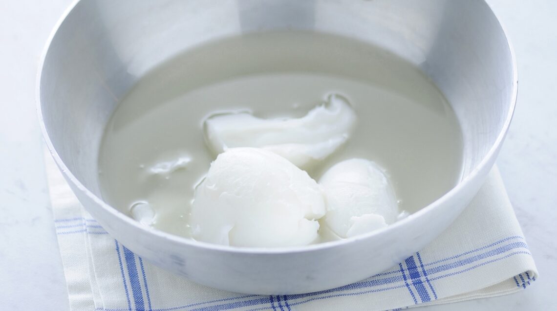 strutto parzialmente sciolto in un recipiente metallico