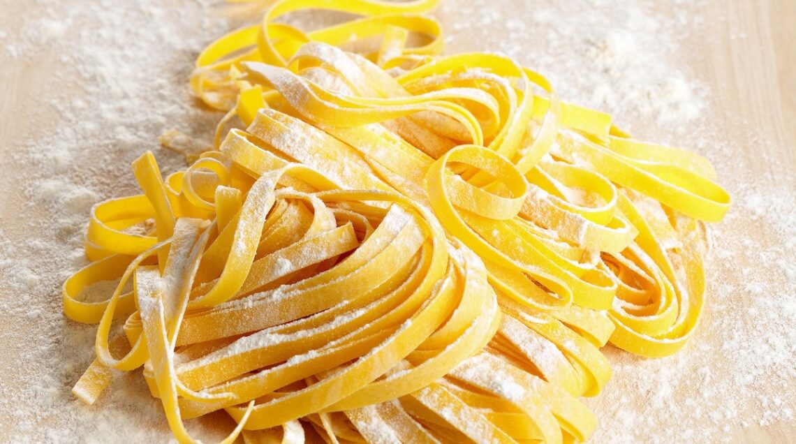 tagliatelle infarinate sulla spianatoia