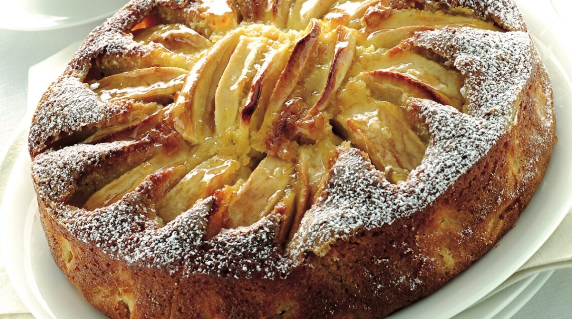 torta di mele con zucchero e fette di mela i superficie
