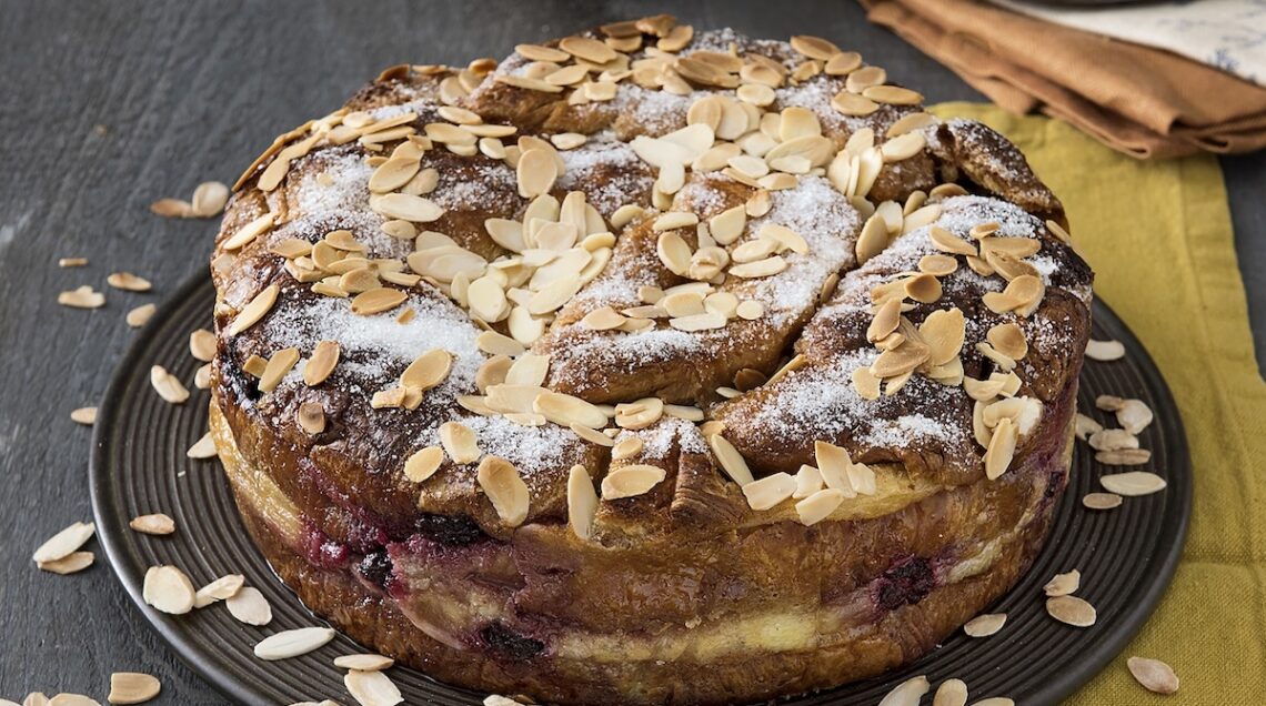 torta di mele con mandorle in superficie