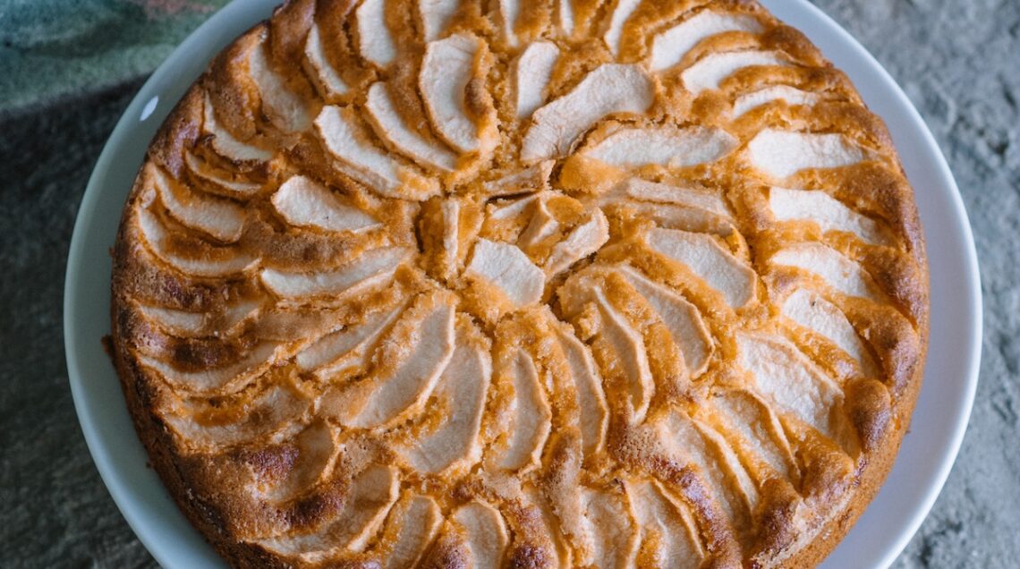 torta di mele con fettine a raggiera in superficie