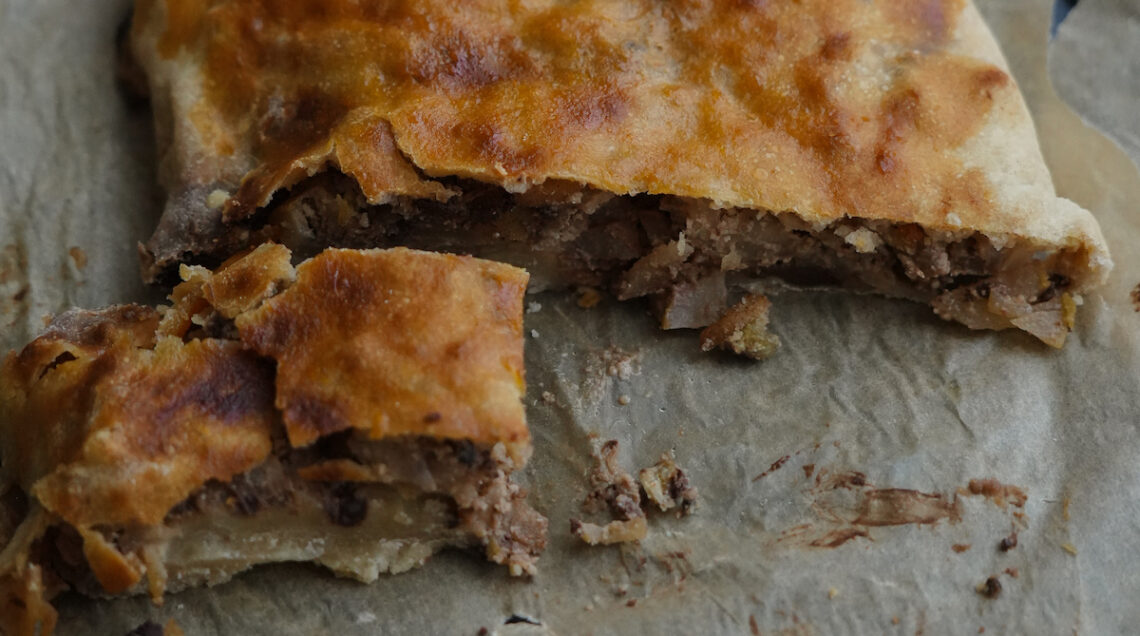 strudel con pasta matta, pere, cioccolato, mandorle e marmellata
