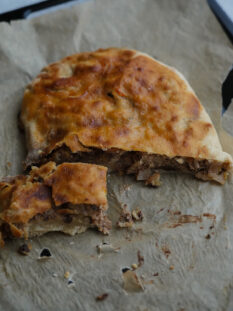 strudel con pasta matta, pere, cioccolato, mandorle e marmellata