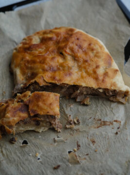 strudel con pasta matta, pere, cioccolato, mandorle e marmellata