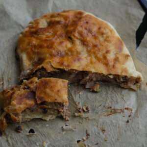 strudel con pasta matta, pere, cioccolato, mandorle e marmellata