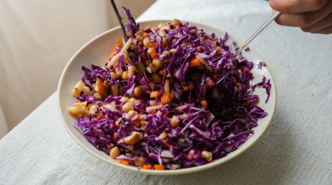 cavolo cappuccio in insalata con ceci, mele e noci