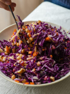cavolo cappuccio in insalata con ceci, mele e noci