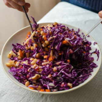 cavolo cappuccio in insalata con ceci, mele e noci