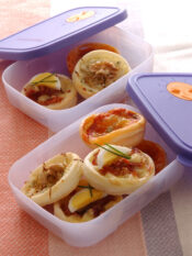 pizzette di sfoglia in contenitore per pic nic