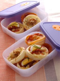 pizzette di sfoglia in contenitore per pic nic