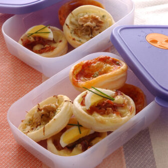 pizzette di sfoglia in contenitore per pic nic