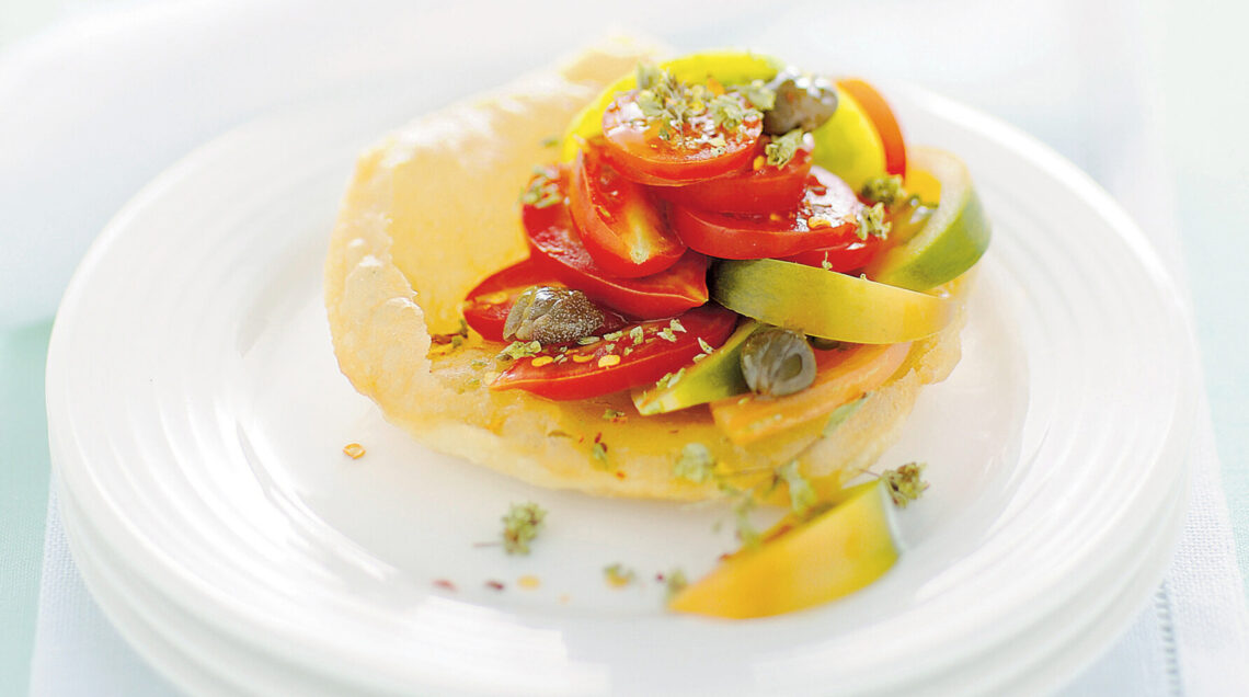 Insalata con pomodori e pasta fritta