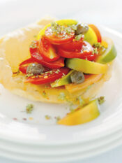 Insalata con pomodori e pasta fritta