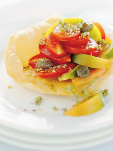 Insalata con pomodori e pasta fritta