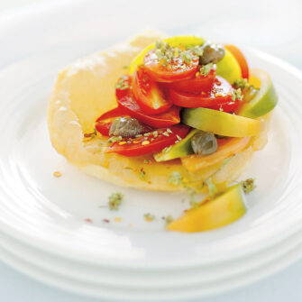 Insalata con pomodori e pasta fritta