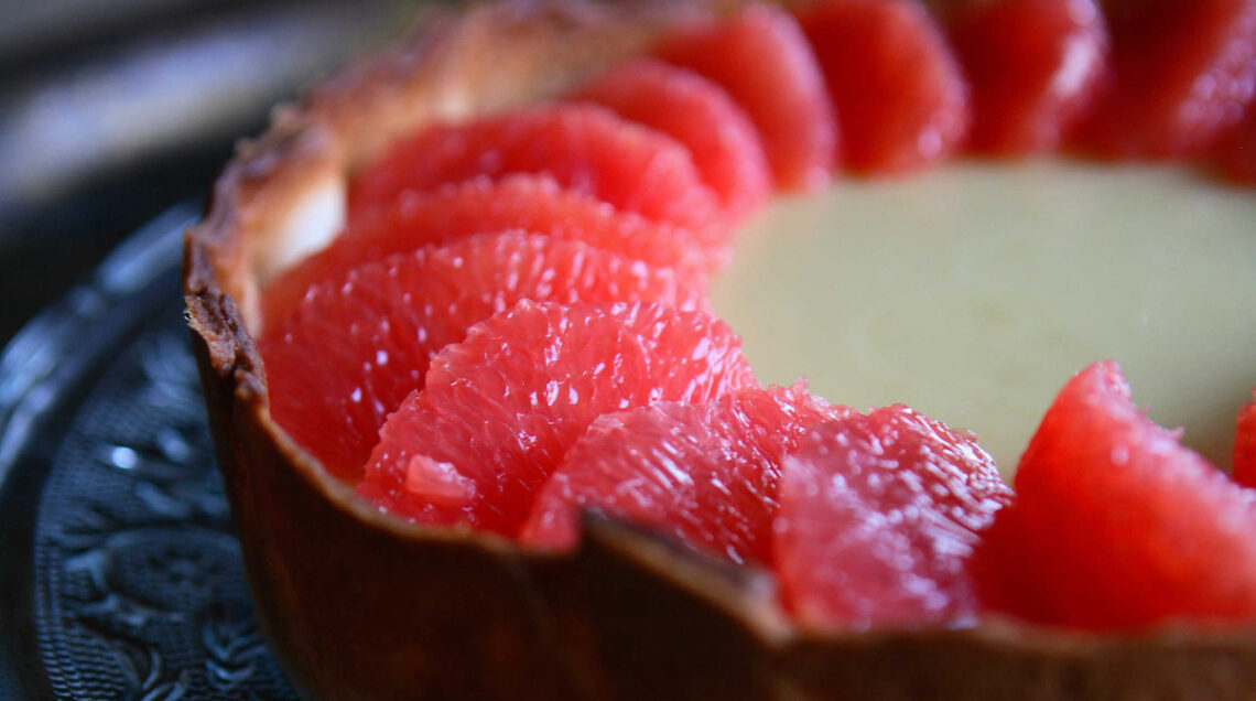 torta al cioccolato con crema e spicchi di pompelmo