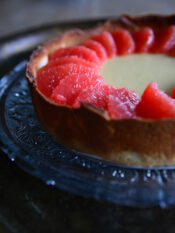 torta al cioccolato con crema e spicchi di pompelmo
