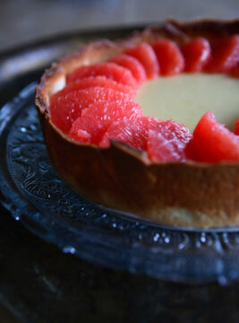 torta al cioccolato con crema e spicchi di pompelmo