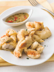 piatto di tocchetti di pollo fritti