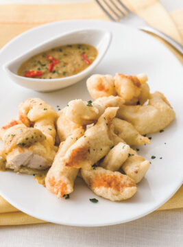 piatto di tocchetti di pollo fritti