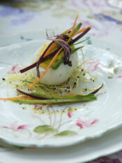 Uova ripiene alla bottarga con verdure e germogli