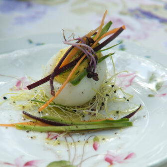 Uova ripiene alla bottarga con verdure e germogli