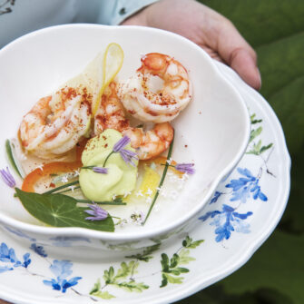 Gamberoni e crema di avocado su gelatina di pesce