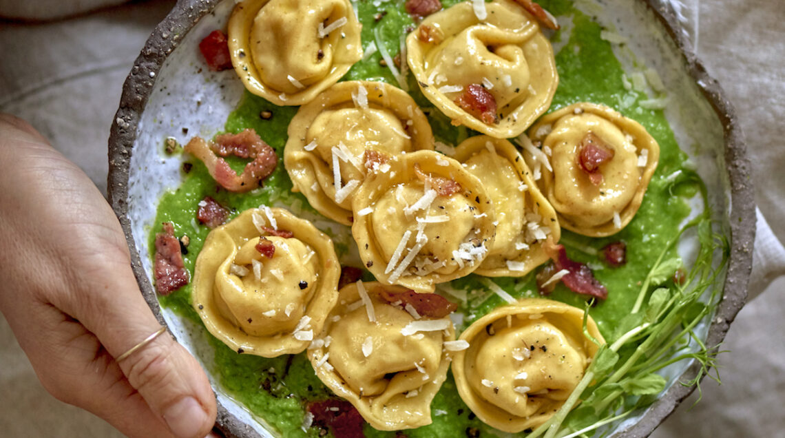 pasta fresca ripiena su vellutata di legumi
