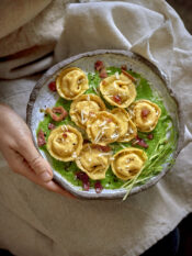 pasta fresca ripiena su vellutata di legumi