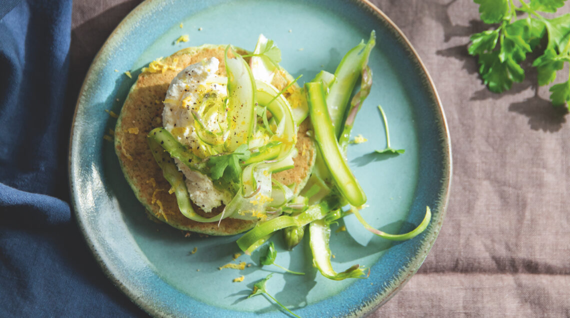 Hotcake in verde con asparagi marinati e robiola