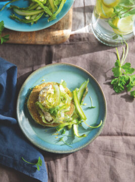 Hotcake in verde con asparagi marinati e robiola