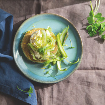Hotcake in verde con asparagi marinati e robiola