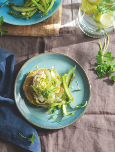 Hotcake in verde con asparagi marinati e robiola