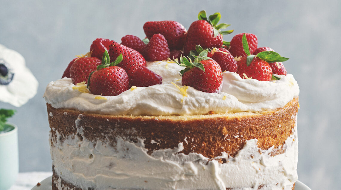 strati di pan di Spagna farciti con crema di ricotta e fragole