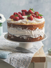 strati di pan di Spagna farciti con crema di ricotta e fragole