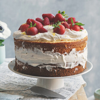 strati di pan di Spagna farciti con crema di ricotta e fragole