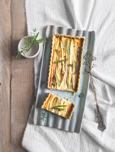 Quiche alle erbe, formaggio di capra e asparagi bianchi impiattata
